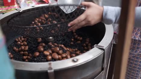 Slow-Motion,-die-geröstete-Kastanien-in-Thailand-Kochen