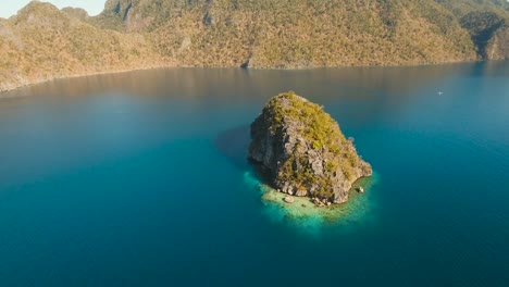 Seascape-with-islands-in-the-lagoon