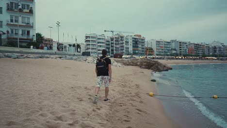 Mann-auf-einem-einsamen-Spaziergang-am-Strand.