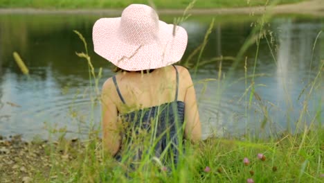 Mujer-descansando-en-un-banco-del-río