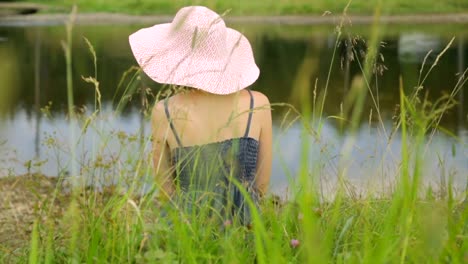 Mujer-descansando-en-un-banco-del-río