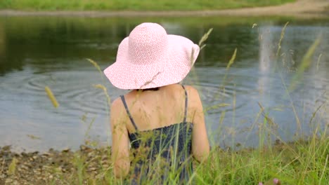 Mujer-descansando-en-un-banco-del-río