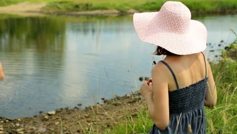 Mujer-descansando-en-un-banco-del-río