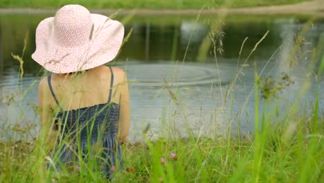 Mujer-descansando-en-un-banco-del-río