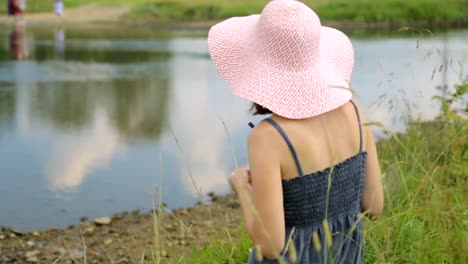 Mujer-descansando-en-un-banco-del-río