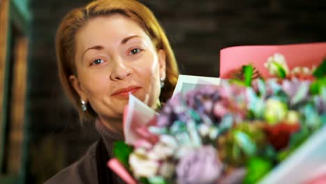 Frau-Florist-zeigt-einen-schönen-Blumenstrauß.-Hautnah.