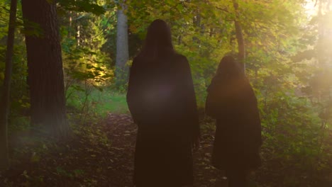 Mujer-y-su-hija-camina-en-el-bosque-de-otoño.