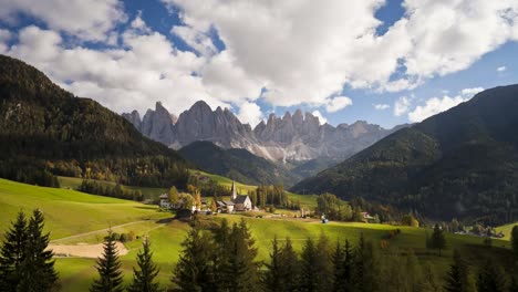 paisaje-de-st-magdalena-pueblo-e-Iglesia-de-geisler-spitzen-3060m-val