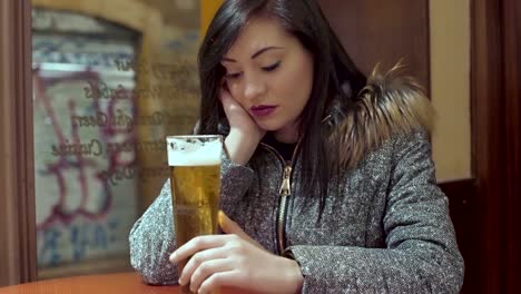 Barra-de-mujer-solitaria-triste-mientras-bebe-una-cerveza