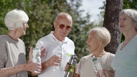 Seniors-Chatting-in-Park