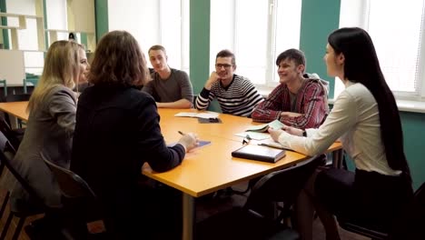 Maestra-habla-con-los-estudiantes-durante-una-clase-en-la-Universidad-de