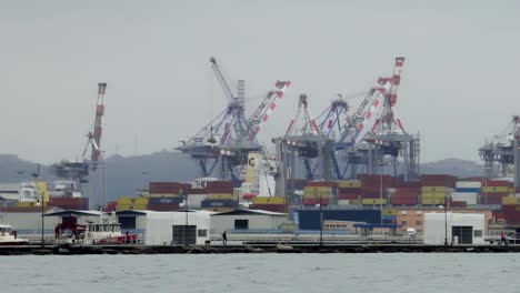 Krane,-die-Übertragung-von-Containern-für-Schiff-laden-im-Industriehafen,-Versand