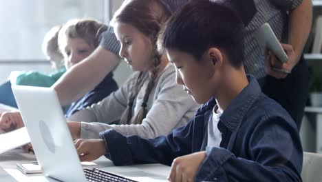 Primarschüler-Eingabe-auf-Computer