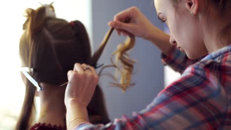 blonde-Stylist-Mädchen-macht-Frisur-zu-einer-jungen-Frau