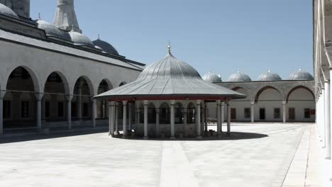 Brunnen-in-Moschee,-Istanbul,-Türkei