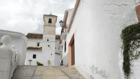 Straße-in-der-andalusischen-Dorf-von-Daimalos-mit-einer-alten-christlichen-Kirche,-Spanien