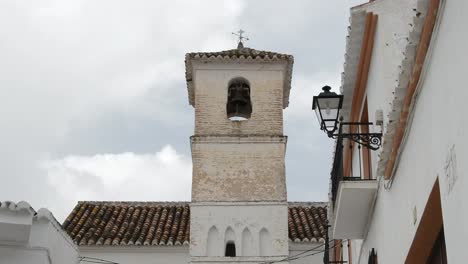 Alte-christliche-Kirche-Glockenturm-erbaut-auf-einem-arabischen-Minarett-in-Daimalos,-Spanien