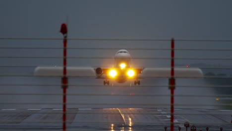 Salida-del-avión-en-tiempo-de-lluvia