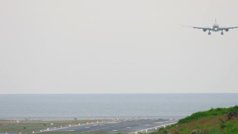 Avión-de-fuselaje-ancho-se-acercaba-sobre-el-océano