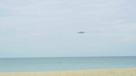 Widebody-avión-viaja-a-Del-Mar