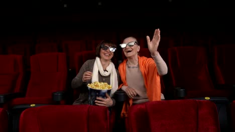 Großmutter-und-ihre-Tochter-im-Kino