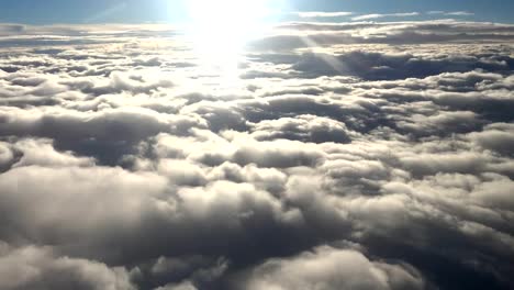 Blick-von-innen-Flugzeug-in-Landschaft