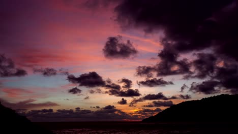 4K-der-Zeitraffer,-schöne-bunte-Farbe-und-Licht-Sonnenaufgang-Himmel-und-Wolken-über-tropischen-Meer