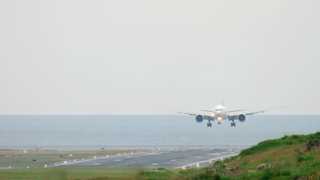 Avión-de-fuselaje-ancho-se-acercaba-sobre-el-océano