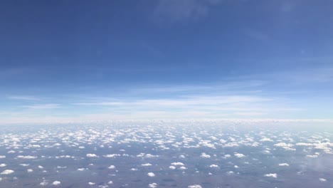 Aérea-del-cielo-azul-y-las-nubes-en-día-de-sol