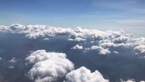 Aerial-Himmelblau-und-Wolken-am-Tag-der-Sonne