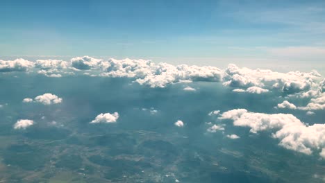 Aerial-Himmelblau-und-Wolken-am-Tag-der-Sonne