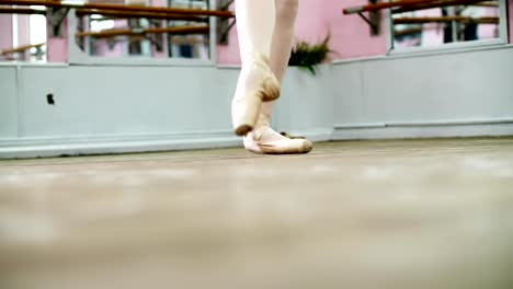 close-up,-in-dancing-hall,-ballerina-performs-pas-courru-,-pointe-,-She-is-moving-through-the-ballet-class-elegantly-on-toes,-in-pointe-shoes