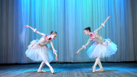 ensayo-del-ballet,-en-la-etapa-de-la-antigua-sala-de-teatro.-Jóvenes-bailarinas-en-elegantes-vestidos-y-los-zapatos-de-pointe,-danza-elegantemente-algunos-movimientos-de-ballet,-paso,-arco-escénico