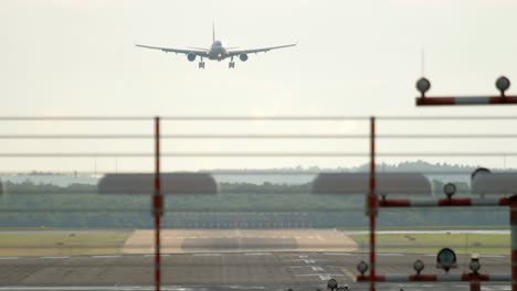 Widebody-Flugzeug-nähert-sich