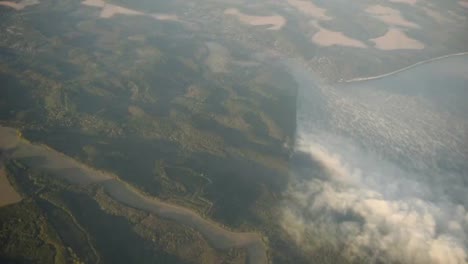 Paisaje-visto-a-través-de-la-ventana-del-avión-a-reacción-en-día-soleado.-Ver-en-movimiento.-HD-vídeo-alta-definición