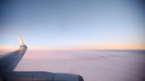 Lila-Wolken-bei-Sonnenuntergang-durch-das-Fenster-des-Jet-Flugzeug-gesehen.-HD-video-High-Definition