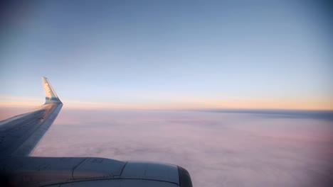 Nubes-púrpura-vistas-a-través-de-la-ventana-del-avión-a-reacción-en-la-puesta-de-sol.-HD-vídeo-alta-definición