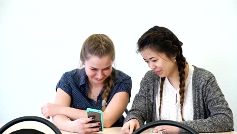 chicas-de-Instituto-de-tecnología-de-comunicación-móvil