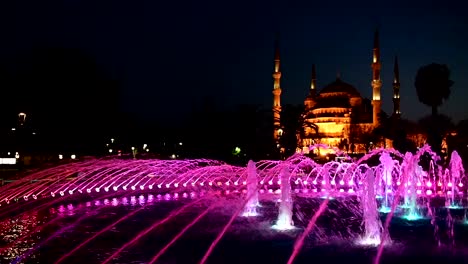 Beleuchtete-Sultan-Ahmed-Moschee-Blaue-Moschee-vor-Sonnenaufgang,-Blick-auf-den-Abend-Brunnen.-Istanbul,-Türkei