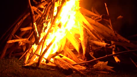 große-und-hohe-Feuer-in-der-Nacht