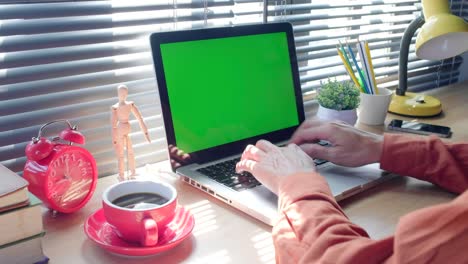 Hände-des-Mannes-öffnen-Notebook-Computers-für-die-Arbeit-im-Büro.-Eterna-Film-Simulation.