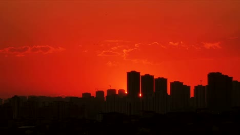 La-puesta-de-sol-de-lapso-rojo-tiempo-sobre-ciudad,-Turquía