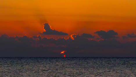 Schönheit-der-Landschaft-mit-Sonnenaufgang-über-dem-Meer,-timelapse