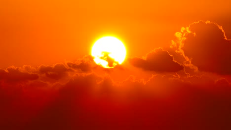 Schönheit-der-Landschaft-mit-Sonnenaufgang-über-dem-Meer,-timelapse