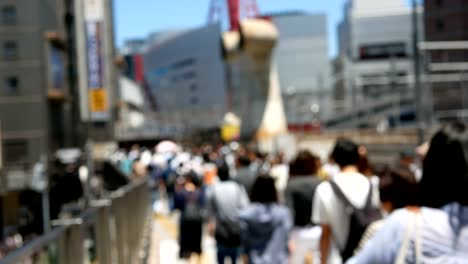 Anonymen-Schar-von-Menschen-auf-Wanderung-gehen-weg