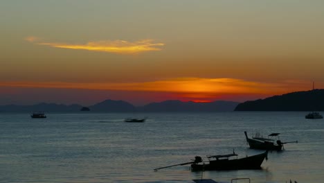 Barcos-de-cola-larga-en-puesta-del-sol,-Tailandia,-timelapse