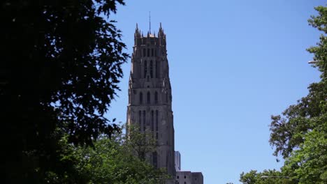 Iglesia-Riverside-NYC-con-árbol