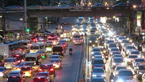 Night-traffic-jam-in-Bangkok