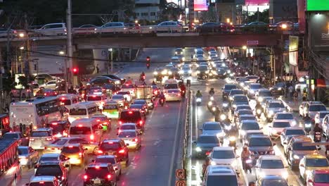 Night-traffic-jam-in-Bangkok