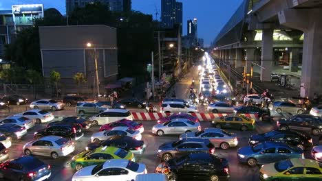 Night-traffic-jam-in-Bangkok